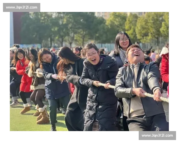 快乐的校园运动会上二年级同学团结一心参加激烈的拔河比赛